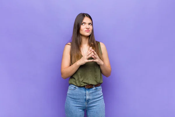 Sie Ist Eine Hübsche Frau Die Intrigiert Und Verschworen Hinterhältige — Stockfoto