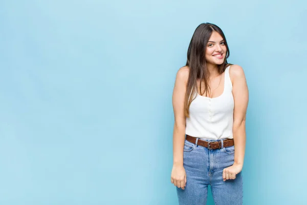 Youn Bella Donna Guardando Perplesso Confuso Mordere Labbro Con Gesto — Foto Stock