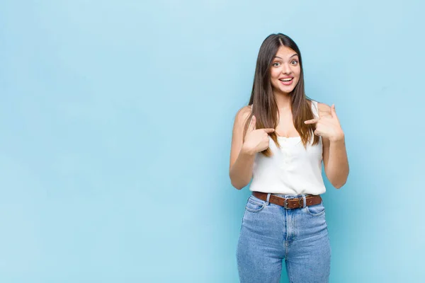 若い女性は幸せと驚きと誇りを感じ興奮し驚きの表情で自己を指差し — ストック写真