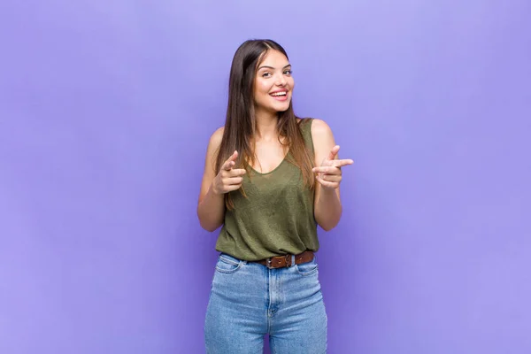 Youn Mujer Bonita Sonriendo Con Una Actitud Positiva Exitosa Feliz —  Fotos de Stock