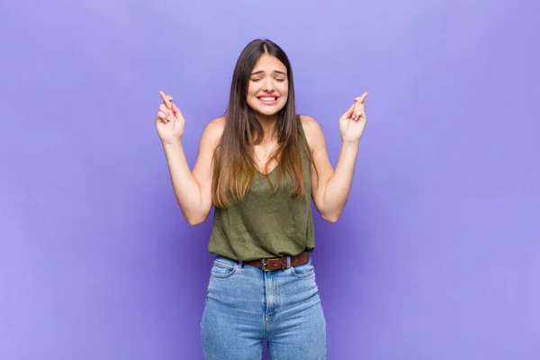 Youn Mooie Vrouw Zich Nerveus Hoopvol Kruisen Vingers Bidden Hopen — Stockfoto