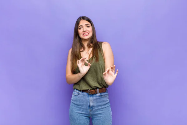 Mulher Bonita Youn Sentindo Enojado Enjoado Afastando Algo Desagradável Fedorento — Fotografia de Stock