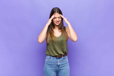 Sen güzel bir kadınsın. Stresli ve hayal kırıklığına uğramış görünüyorsun. Baskı altında çalışıyorsun.