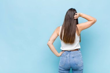 Düşünen, kuşkulanan, kafasını kaşıyan, kafası karışık, kafası karışık, arka ya da arka planı olan güzel bir kadınsın.