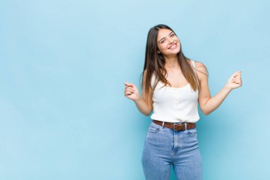 Sen güzel bir kadınsın, gülümsüyorsun, tasasız hissediyorsun, rahatsın ve mutlusun, dans ediyorsun ve müzik dinliyorsun, bir partide eğleniyorsun.