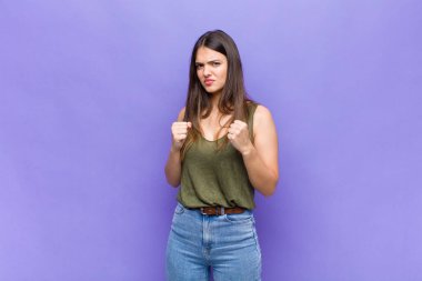 Sen güzel bir kadınsın. Kendine güvenen, sinirli, güçlü ve agresif görünüyorsun. Yumrukların boks pozisyonunda dövüşmeye hazır.