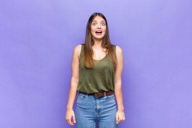 Sen güzel bir kadınsın. Korkmuş ve şok olmuş hissediyorsun. Ağzın açık ve şaşkınsın.