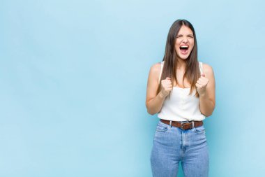 Sen güzel bir kadınsın. Sinirli, sinirli, kızgın bakışlar ve sıkı yumruklarla bağırıyorsun. Öfkelisin.