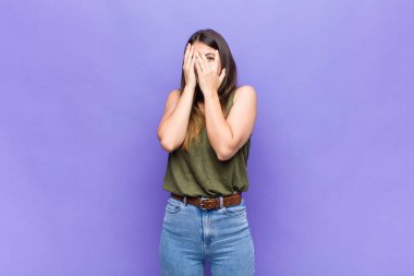 Sen güzel bir kadınsın. Korkuyor musun, utanıyor musun? Gözleri yarı kapalı bir şekilde dikizliyor musun?