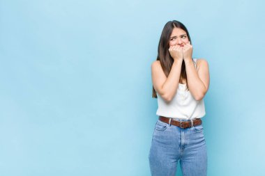 Sen güzel bir kadınsın endişeli, gergin, stresli ve korkmuş görünüyorsun, tırnaklarını yiyor ve yanal fotokopi için yer arıyorsun.