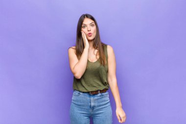 Sen güzel bir kadınsın. Şok olmuş ve hayrete düşmüş hissediyorsun. Ağzın sonuna kadar açık inanmıyorsun.