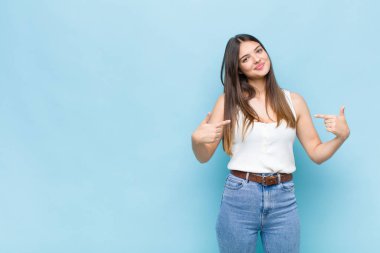 Sen güzel bir kadınsın. Gururlu, kibirli, mutlu, şaşırmış ve tatmin olmuş görünüyorsun. Kendini gösteriyorsun.