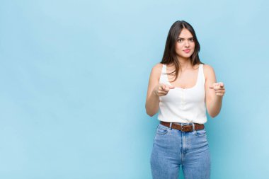 Seni gidi güzel kadın, kameraya iki parmağınla ve kızgın bir ifadeyle bakıp sana görevini yapmanı söylüyor.