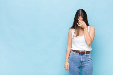 Sen güzel bir kadınsın. Stresli, mutsuz ve hayal kırıklığına uğramış, alnına dokunan ve şiddetli baş ağrısı çeken.