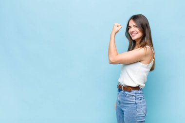 Sen güzel bir kadınsın, kendini mutlu, tatmin olmuş ve güçlü hissediyorsun, kaslı ve formda, spor salonundan sonra güçlü görünüyorsun.