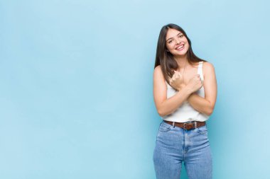 Sen güzel bir kadınsın neşeyle gülümseyen ve kutlayan, yumruklarını sıkan, kollarını kavuşturan, mutlu ve pozitif hisseden.