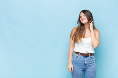 Sen güzel bir kadınsın. Stresli, hayal kırıklığına uğramış ve yorgun hissediyorsun. Endişeli ve sorunlu bir bakışla boynunu ovuyorsun.