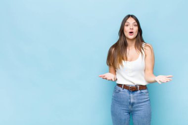 Sen çok güzel bir kadınsın. Çok şaşırmış, şaşırmış, endişeli ve panik içindesin. Stresli ve dehşete düşmüş görünüyorsun.