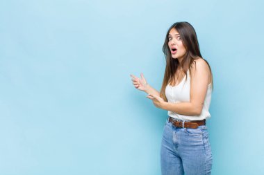 Sen güzel bir kadınsın. Şaşırmış ve şaşırmış bir haldesin. Yandaki fotokopi alanını gösteriyorsun.