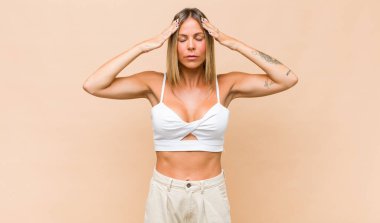 Genç ve güzel bir kadın konsantre, düşünceli ve ilham verici, beyin fırtınası yapıyor ve hayal kuruyor.