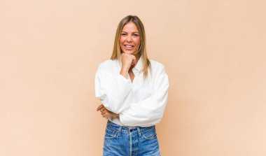 Genç, güzel bir kadın gülümsüyor, hayattan zevk alıyor, mutlu, arkadaş canlısı, tatmin olmuş ve tasasız.