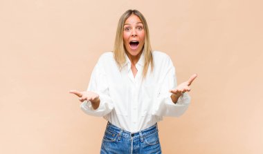 Genç ve güzel bir kadın ağzı açık ve şaşırmış, şok olmuş ve hayrete düşmüş inanılmaz bir sürprizle