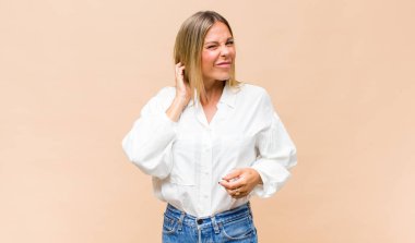 Genç ve güzel bir kadın stresli, hayal kırıklığına uğramış ve yorgun, endişeli ve sorunlu bir bakışla boynunu ovalıyor.