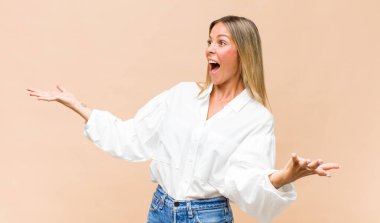 Genç, güzel bir kadın opera yapıyor ya da konserde şarkı söylüyor, romantik, sanatsal ve tutkulu hissediyor.