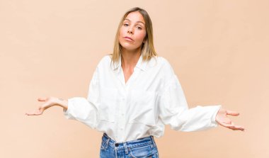 Genç ve güzel bir kadın şaşkın ve şaşkın hissediyor, doğru cevap ya da karardan emin değil, bir seçim yapmaya çalışıyor.