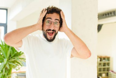 Evde sakallı genç bir adam var. şaşırmış ifade