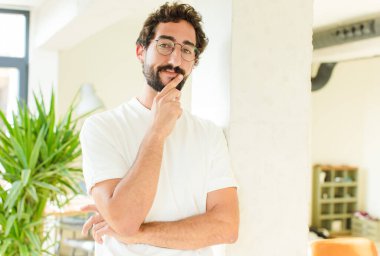 Genç sakallı adam evde..