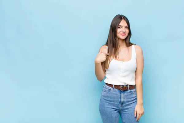 Bent Een Mooie Vrouw Die Trots Zelfverzekerd Gelukkig Uitziet Lachend — Stockfoto