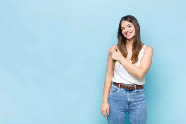 Youn Mujer Bonita Sonriendo Alegremente Sintiéndose Feliz Señalando Hacia Lado —  Fotos de Stock