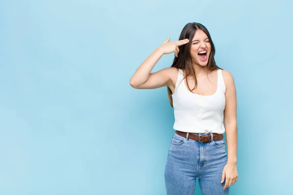 Youn Bonita Mujer Buscando Infeliz Estresado Gesto Suicida Haciendo Signo — Foto de Stock