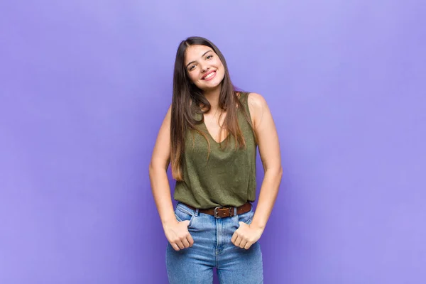 Youn Mooie Vrouw Glimlachen Vrolijk Terloops Met Een Positieve Gelukkig — Stockfoto