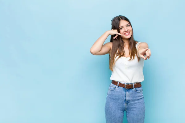 Jeune Jolie Femme Souriant Joyeusement Pointant Vers Caméra Tout Faisant — Photo