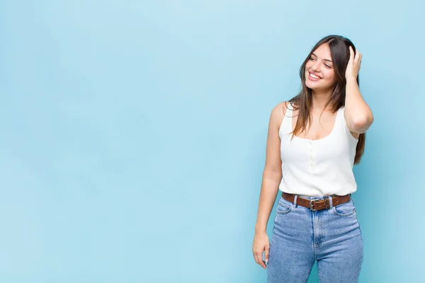 Youn Mujer Bonita Sonriendo Alegre Casualmente Tomando Mano Cabeza Con —  Fotos de Stock