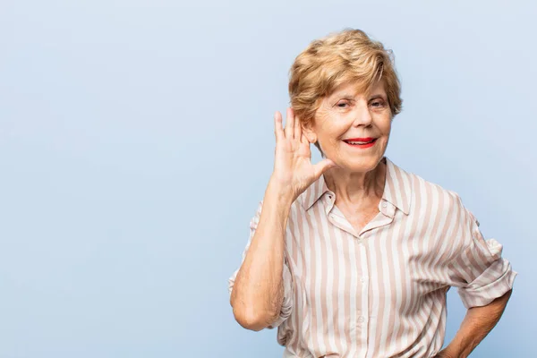 Alte Hübsche Frau Lächelt Schaut Neugierig Zur Seite Versucht Klatsch — Stockfoto