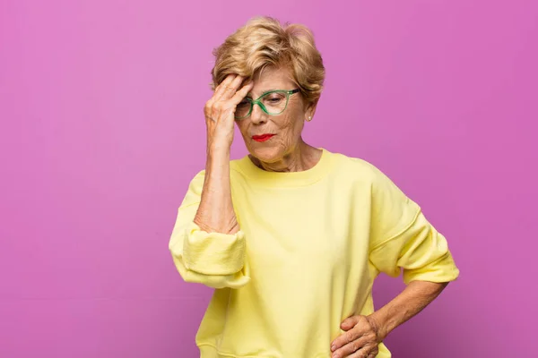 Oude Mooie Vrouw Zoek Slaperig Verveeld Gapen Met Een Hoofdpijn — Stockfoto