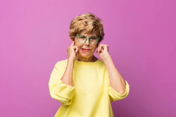 Anciana Bonita Mirada Enojada Estresada Molesta Cubriendo Ambos Oídos Ruido — Foto de Stock