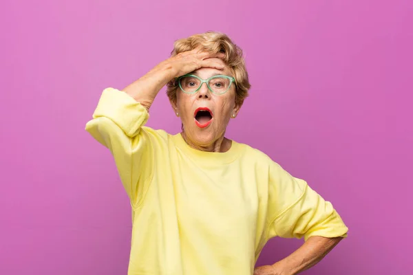 Oude Mooie Vrouw Panikeren Een Vergeten Deadline Gevoel Van Stress — Stockfoto