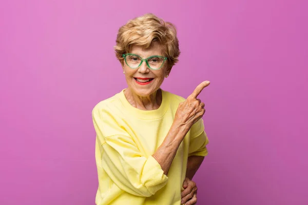 Alte Hübsche Frau Sieht Aufgeregt Und Überrascht Aus Und Zeigt — Stockfoto