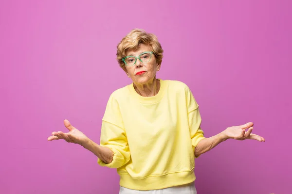 Old Pretty Woman Feeling Clueless Confused Having Idea Absolutely Puzzled — Stock Photo, Image