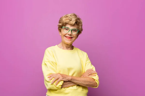 Oude Mooie Vrouw Zoek Als Een Gelukkig Trots Tevreden Strever — Stockfoto