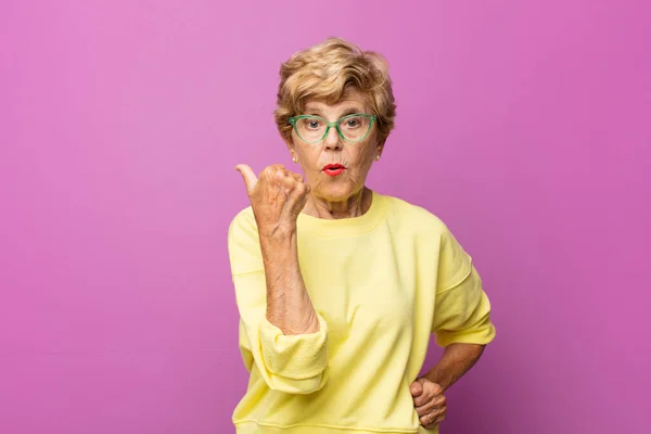 Old Pretty Woman Looking Astonished Disbelief Pointing Object Side Saying — Stock Photo, Image