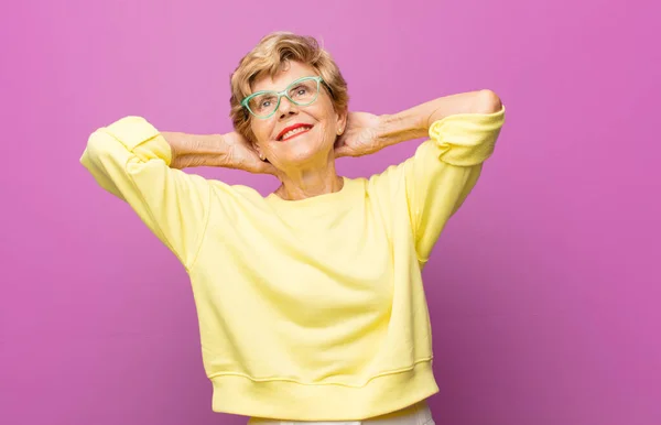 Alte Hübsche Frau Lächelt Und Fühlt Sich Entspannt Zufrieden Und — Stockfoto