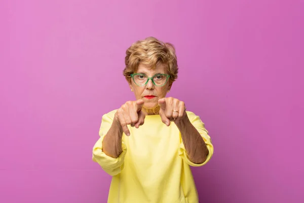 Yaşlı Güzel Bir Kadın Kameraya Iki Parmağını Kızgın Bir Ifadeyle — Stok fotoğraf