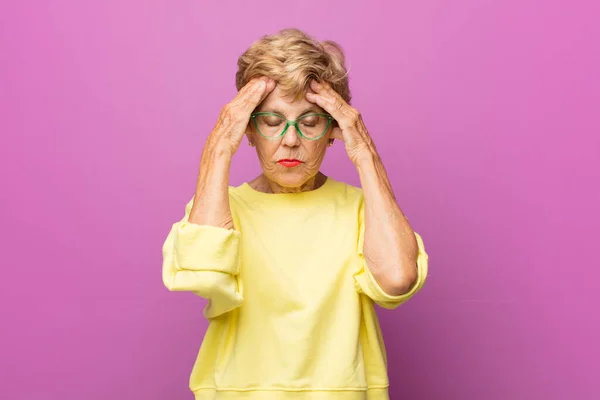 Oud Mooi Vrouw Kijken Gestrest Gefrustreerd Werken Onder Druk Met — Stockfoto