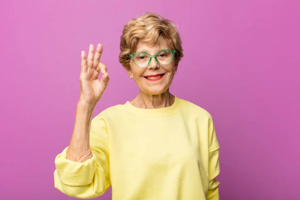 Anciana Bonita Mujer Sintiéndose Exitosa Satisfecha Sonriendo Con Boca Abierta — Foto de Stock