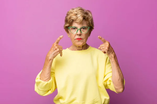 Anciana Bonita Con Una Mala Actitud Luciendo Orgullosa Agresiva Apuntando — Foto de Stock